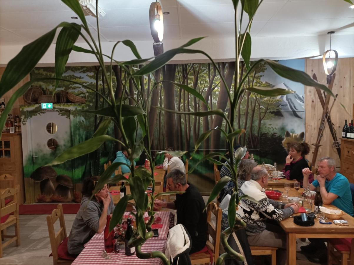 Le Sapin Rouge - Restaurant - Bar - Chambres D'Hotes Artigues  Εξωτερικό φωτογραφία
