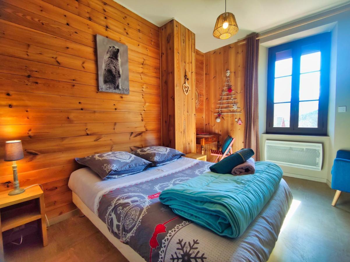 Le Sapin Rouge - Restaurant - Bar - Chambres D'Hotes Artigues  Εξωτερικό φωτογραφία