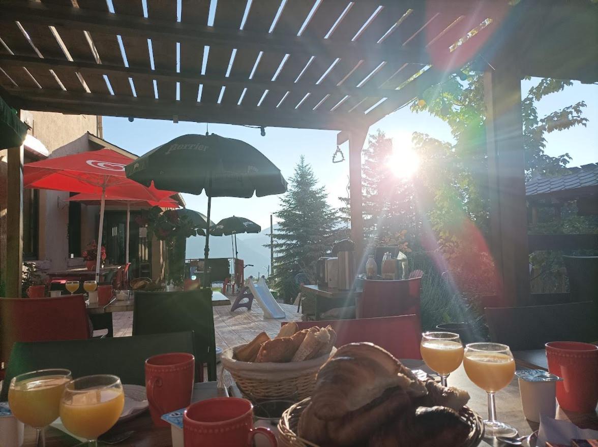 Le Sapin Rouge - Restaurant - Bar - Chambres D'Hotes Artigues  Εξωτερικό φωτογραφία