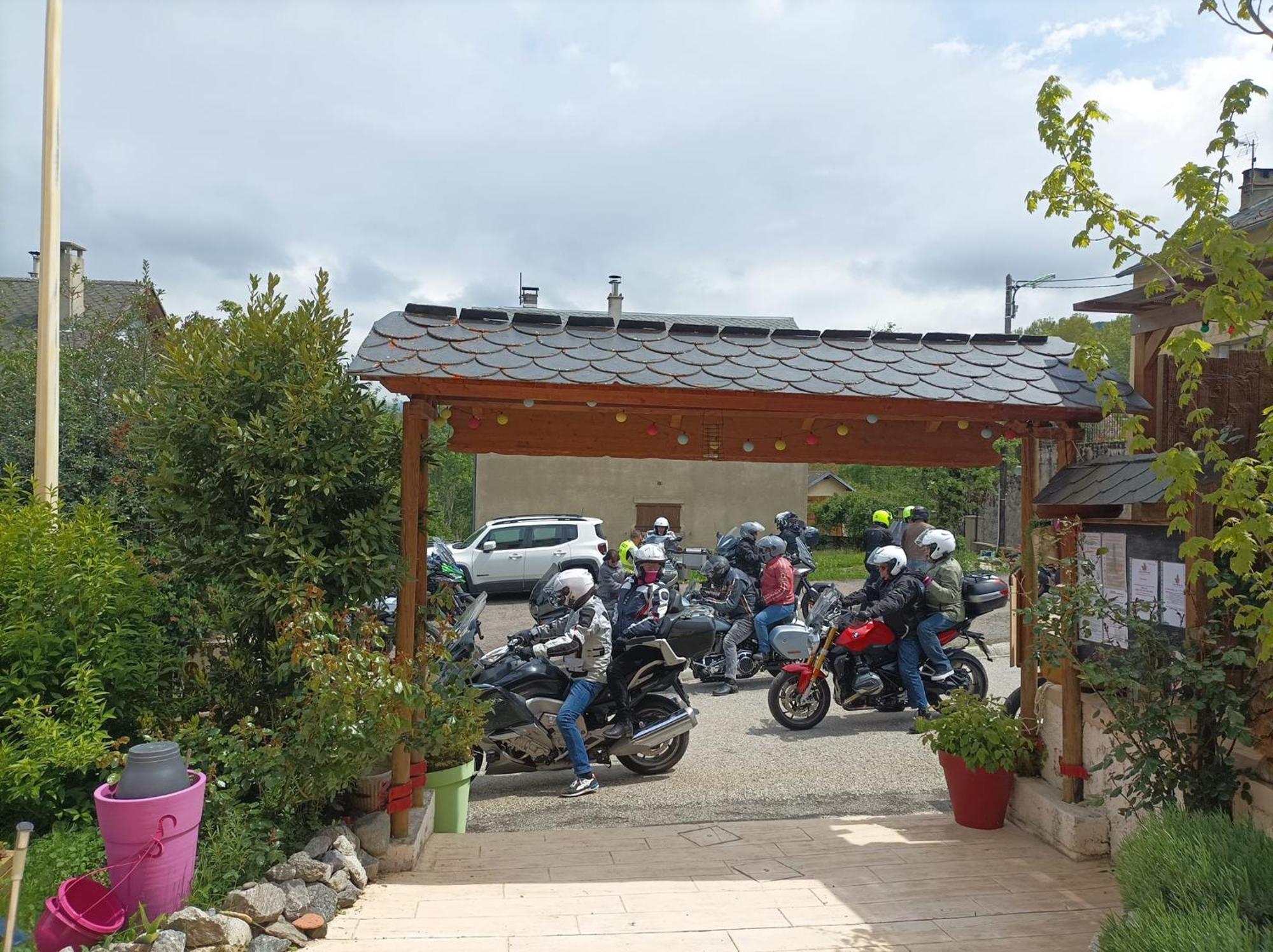 Le Sapin Rouge - Restaurant - Bar - Chambres D'Hotes Artigues  Εξωτερικό φωτογραφία
