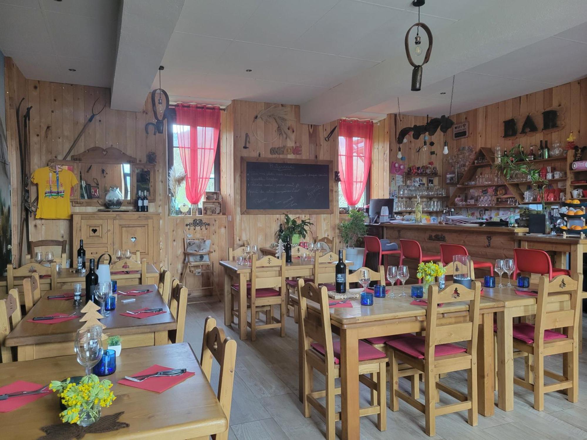 Le Sapin Rouge - Restaurant - Bar - Chambres D'Hotes Artigues  Εξωτερικό φωτογραφία